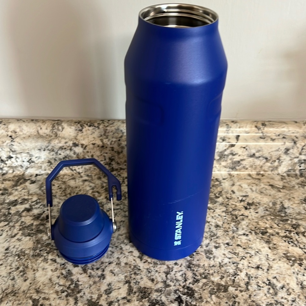 Stanley 50 ounce Iceflow Bottle Lapis with lid